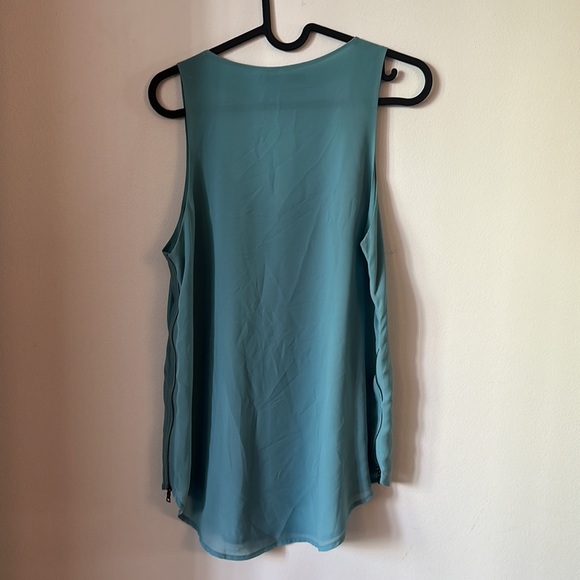 Blue chiffon tank top with functional side zippers - Picture 2 of 6